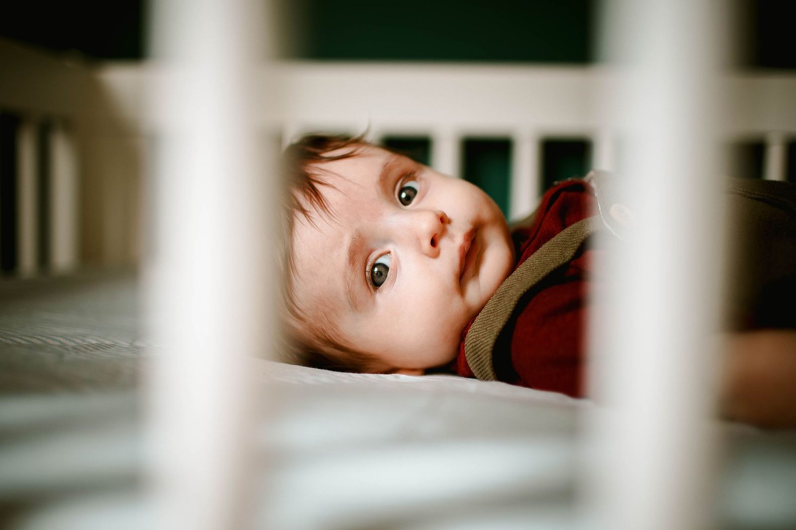 Baby die overdag wakker in bed ligt in plaats van te slapen Wakkere baby ligt overdag in het bedje en valt niet in slaap